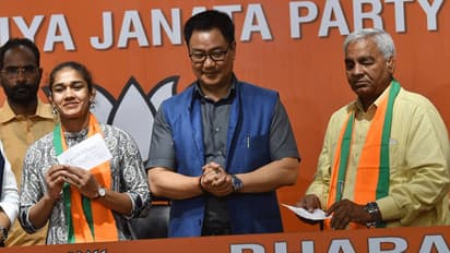 పోలీస్ శాఖకు స్టార్ రెజ్లర్ పోగట్ దూరం... రాజకీయాలకు దగ్గరయ్యేందుకే