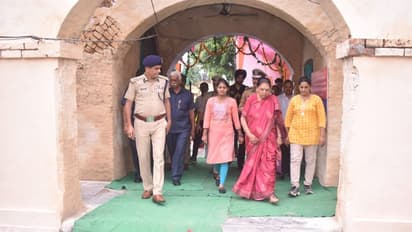 स्कूली बच्चों के साथ यूपी की राज्यपाल आनंदीबेन पटेल ने किया थाने का निरीक्षण