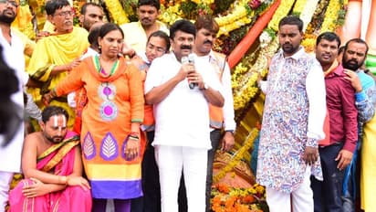 హుస్సెస్ సాగర్ ఒడిలోకి చేరిన ఖైరతాబాద్ మహాగణపతి...వైభవంగా శోభాయాత్ర (ఫోటోలు)