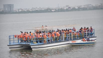 హైదరాబాద్ లో ఘనంగా వినాయకుల  నిమజ్జనాలు...ట్యాంక్ బండ్  వద్ద భక్తజనకోలాహలం (ఫోటోలు)