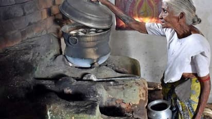 കൊവിഡ് സാമ്പത്തിക പ്രതിസന്ധിയിലും വില കൂട്ടില്ല, ഇഡ്ഢലി ഒരു രൂപയ്ക്ക് തന്നെ വില്‍ക്കുമെന്ന് മുത്തശ്ശി