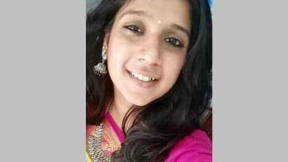 মাথায় ভেঙে পড়ল শাসক দলের বেআইনি হোর্ডিং, অকাল মৃত্যু ছাত্রীর, মামলা কাউন্সিলরের বিরুদ্ধে