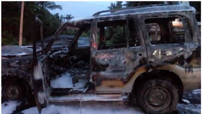 ഓടിക്കൊണ്ടിരുന്ന കാർ പെട്രോള് പമ്പിന് സമീപം കത്തി നശിച്ചു