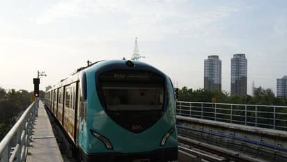 കൊച്ചി മെട്രോ പുതിയ ദൂരത്തിലേക്ക്; തൈക്കൂട്ടം മുതല് പേട്ട വരെ പരീക്ഷണ ഓട്ടം നടത്തി