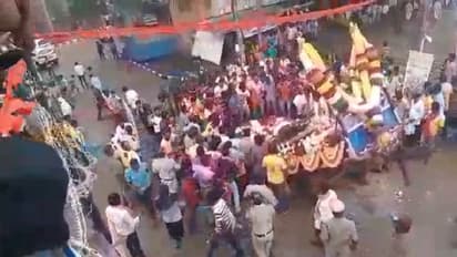 ಹಿಂಭಾರ ಹೆಚ್ಚಾಗಿ ಟ್ರಾಕ್ಟರ್ ಟ್ರೈಲರ್ನಿಂದ ಬಿದ್ದ ಗಣೇಶ!