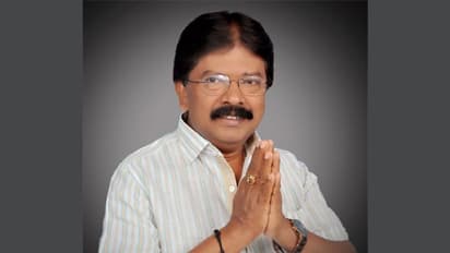 ಸರ್ಕಾರಿ ಆಸ್ಪ​ತ್ರೆ​ಯಲ್ಲಿ ರೋಗಿಗಳ ಪರೀಕ್ಷಿಸಿ ಚಿಕಿತ್ಸೆ ನೀಡಿದ JDS ಶಾಸ​ಕ​