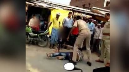 మాట వినలేదని... యువకుడిని చితకబాదిన పోలీసులు(వీడియో)