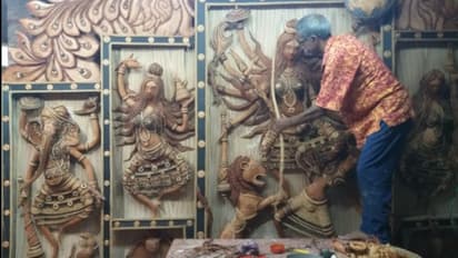 পেশায় পুলিশ-নেশায় শিল্পী, 'দেবী' গড়েন মালদহের বিষ্ণু