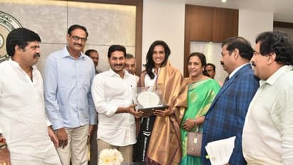 సీఎం జగన్‌ను కలిసి పీవీ సింధు, మరికొద్దిసేపట్లో సన్మానం