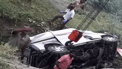 அந்தரத்தில் பறந்து தலைக்குப்புற பள்ளத்தில் கவிழ்ந்த கார்... 4 பேர் உடல் நசுங்கி உயிரிழப்பு..!