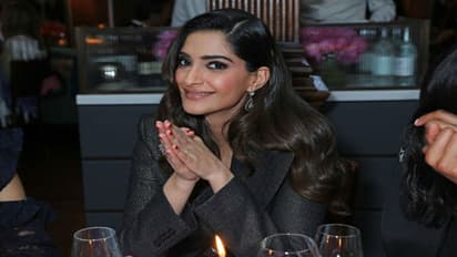 সোনমকে হোয়াটসঅ্যাপ গ্রুপ থেকে বের করে দিলেন স্বামী আনন্দ, তারপর যা হল