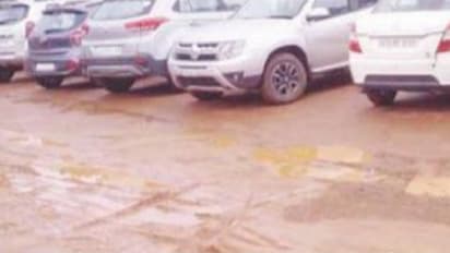 ಹಾಸನ: ಮಕ್ಕಳ ಆಟದ ಮೈದಾನದಲ್ಲಿ ಮದ್ವೆ ಕಾರುಗಳದ್ದೇ ದರ್ಬಾರು..!