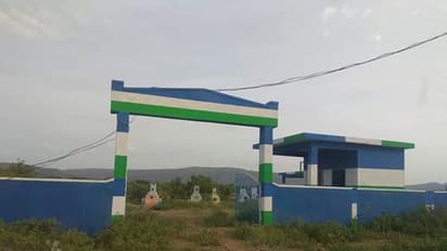 స్మశాన వాటికకు వైసీపీ రంగులు: దేన్నీ వదలరా అంటూ కేశినేని నాని ఫైర్