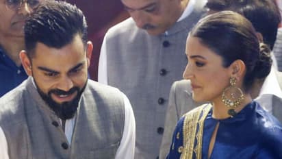 కోహ్లీని ముద్దుతో ఓదార్చిన అనుష్క.. వీడియో వైరల్