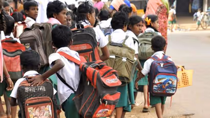 ಗಜೇಂದ್ರಗಡ: ಶುಲ್ಕ ಕಟ್ಟದ ವಿದ್ಯಾರ್ಥಿಗಳನ್ನ ಪರೀಕ್ಷೆಯಿಂದ ಹೊರದಬ್ಬಿದ ಶಾಲೆ