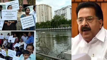 മരടിലെ ഫ്ലാറ്റുകള്‍; വിമര്‍ശനവുമായി ചെന്നിത്തല, സര്‍ക്കാര്‍ ഇരയ്ക്കൊപ്പമോ വേട്ടക്കാരനൊപ്പമോ എന്ന് വ്യക്തമാക്കണമെന്ന് ആവശ്യം