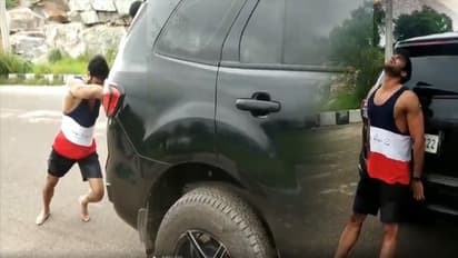 ఆగిపోయిన కారును నెట్టుకున్న సుదీర్ బాబు