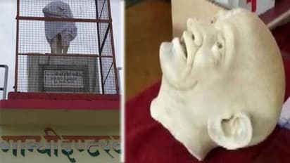 अराजक तत्वों ने तोड़ दिया राष्ट्रपिता की मूर्ति का सिर, धरने पर बैठे कांग्रेसी और सपाई