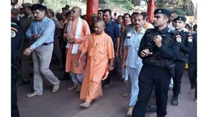 चित्रकूट में सीएम योगी ने झाड़ू लगाकर दिया स्वच्छता का संदेश, UP के पहले रोपवे का किया उद्घाटन