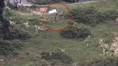 కుక్కిన పేనులా: తెల్లజెండాలు చూపుతూ సైనికుల శవాల్ని తీసుకెళ్లిన పాక్