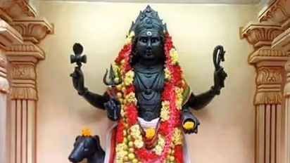 இன்று ஆவணி தேய்பிறை அஷ்டமி திதி.. இந்த 1 பூவை வைத்து பைரவரை வழிபடுங்க..கடன் சுமை நீங்கும்!