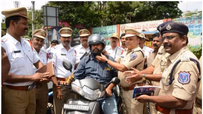 ഹെല്മറ്റില്ലാതെ യാത്ര ചെയ്തു; പിഴയ്ക്ക് പകരം ഹെല്മറ്റ് വാങ്ങി നല്കി പൊലീസുകാര്, അഭിനന്ദിച്ച് സോഷ്യല് മീഡിയ