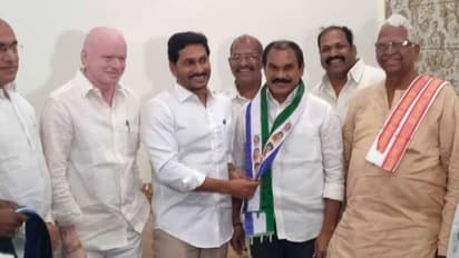 వైసీపీలో చేరిన టీడీపీ నేత తోట త్రిమూర్తులు