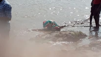 తండ్రి అస్థికలను కలుపుదామని వస్తే: గోదారి మింగేసింది