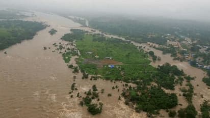 యానాంలో పొంగిపోర్లుతున్న గోదావరి.. అయ్యన్న నగర్లో ఏటిగట్టుకు గండి.. భయాందోళనలో ప్రజలు
