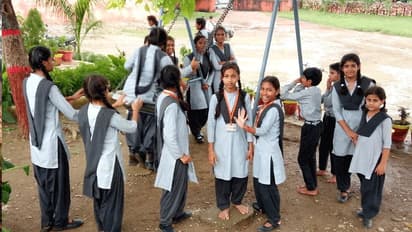 यहां स्कूल में 24 घंटे से फंसे हैं 400 बच्चे और 50 टीचर्स, मौसम विभाग ने जारी किया रेड अलर्ट