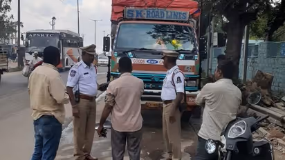 ನಿಯಮ ಉಲ್ಲಂಘಿಸಿದ್ರೆ ದಂಡ ಇಲ್ಲ, ಪೊಲೀಸರೇ ನೀಡುತ್ತಾರೆ ಲೈಸೆನ್ಸ್, ಹೆಲ್ಮೆಟ್!