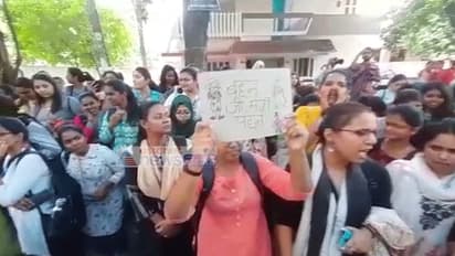 దారుణం... మోకాళ్ల కిందకు డ్రెస్ లేకుంటే.. విద్యార్థినులకు నో ఎంట్రీ