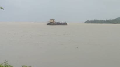 ತುಂಬಿ ಹರಿಯುತ್ತಿರುವ ನದಿ ಮಧ್ಯೆ ಕೆಟ್ಟು ನಿಂತಿದ್ದ ಲಾಂಚ್