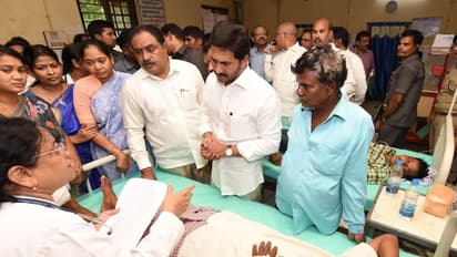 గోదావరి బోటు ప్రమాద బాధితులను  పరామర్శించిన జగన్ (ఫోటోలు)