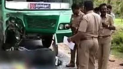 அரசு பேருந்து- இருசக்கர வாகனம் நேருக்கு நேர் மோதல்... ரத்த வெள்ளத்தில் உயிரிழந்த 3 பேர் இளைஞர்கள்..!