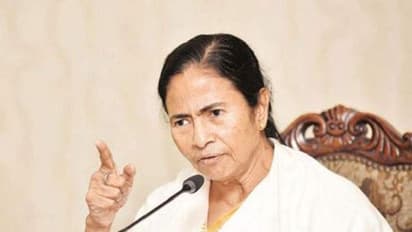 ఎయిర్పోర్ట్లో ప్రధాని మోడీ భార్యను కలిసిన సీఎం మమత