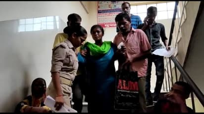 शोहदों का किया विरोध तो इतना पीटा कि आंख की रोशनी चली गई