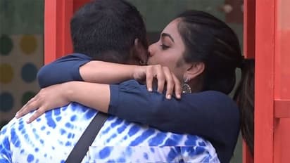 రాహుల్ ని హగ్ చేసుకొని ముద్దు పెట్టుకున్న పునర్నవి!