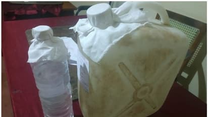 കിടപ്പുമുറിയില്‍ ചാരായ വാറ്റ്; കട്ടിലിനടിയില്‍ കുഴിച്ചിട്ട വാഷ് പിടികൂടി, പ്രതി ഓടി രക്ഷപ്പെട്ടു