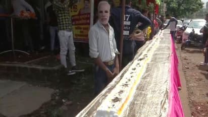 ৬৯ বছরে পা মোদীর, জন্মদিনের প্রাক্কালে ৬৯ ফুট লম্বা কেক কাটল হিন্দু সংগঠন