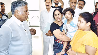 ಅರ್ಧ ತಾಸಿನಲ್ಲಿ ಮಹಿಳೆಗೆ ಸರ್ಕಾರಿ ಕೆಲಸ ಕೊಡಿ : ಸಚಿವ ಸೋಮಣ್ಣ ತಾಕೀತು