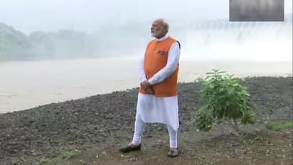 ಮೋದಿ ರಾಷ್ಟ್ರಪಿತ ಎಂದ ಫಡ್ನವೀಸ್ ಪತ್ನಿ: ಟ್ವಿಟ್ಟರ್ ರಿಯಾಕ್ಷನ್'ಗೆ ಚಟ್ನಿ!