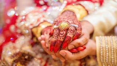 రక్తదానం చేసి.. పెళ్లి పీటలెక్కిన ప్రేమ జంట