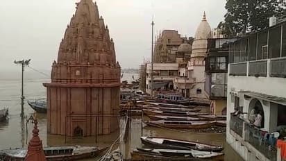 वाराणसी में गंगा नदी का रौद्र रुप, सड़कों तक चढ़ा बाढ़ का पानी