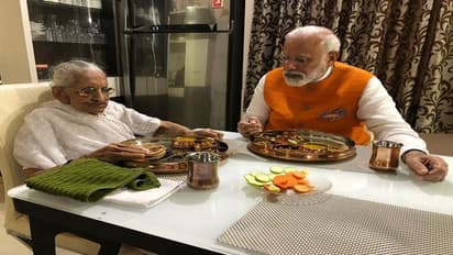 ಪ್ರಧಾನಿ ಜನುಮ ದಿನ: ಅಮ್ಮನ ಕೈಯಡಿಗೆ ಉಂಡ ಮೋದಿ ಧನ್ಯ!