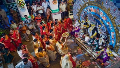 শুরু অষ্টমীর পুষ্পাঞ্জলি, কিছুক্ষণের মধ্যেই সন্ধিপুজো, মণ্ডপে মণ্ডপে ছবিটা কী