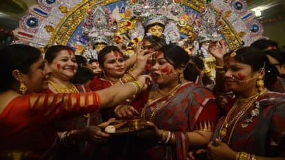 বিজয়া দশমীতে সিঁদুর খেলার ধুম, মুখের সিঁদুর চটজলদী তুলে ত্বকে কীভাবে পরিষ্কার করবেন, রইল টিপস