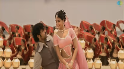 ఎల్లువొచ్చి గోదారమ్మ సాంగ్.. స్టెప్పులతో కేక పెట్టించిన వరుణ్, పూజా!