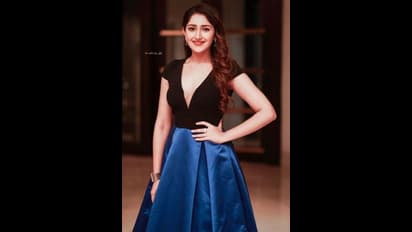 திருமணம் ஆகி குழந்தை பெற்ற பின்பும் குறையாத கிளாமர்! உச்ச கவர்ச்சியில் ஆர்யா மனைவி சாயிஷா வெளியிட்ட புகைப்படம்