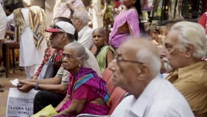 ఆసరా పెన్షన్ల స్కాం: చార్మినార్‌ ఎమ్మార్వోపై వేటు